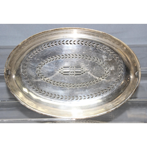 1021 - Mix of silver-plated items so incl serving plates, toast rack etc, approx 2.1kg