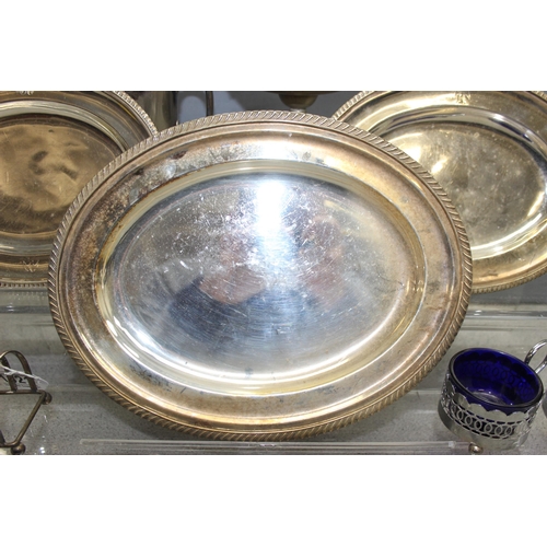 1021 - Mix of silver-plated items so incl serving plates, toast rack etc, approx 2.1kg