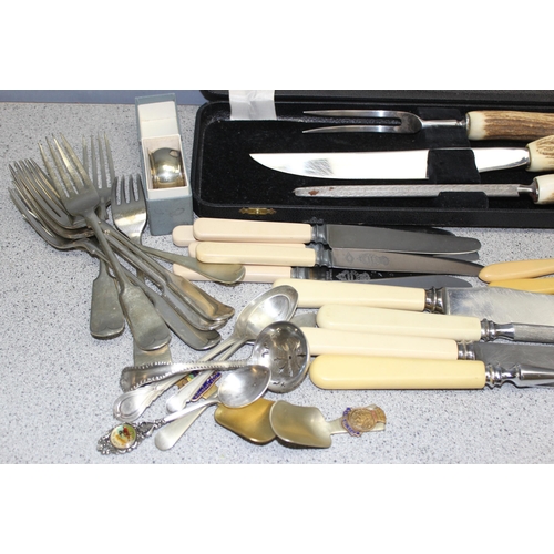 1027 - Mixed lot of vintage and later silver-plated items, to incl boxed antler-handled carving set and oth... 