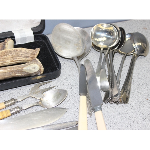 1027 - Mixed lot of vintage and later silver-plated items, to incl boxed antler-handled carving set and oth... 