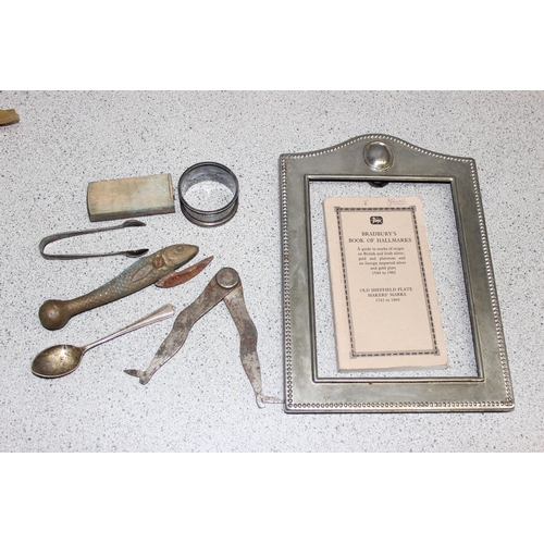 1035 - Assorted items to incl a hand hammered pewter tankard, Mappin & Webb silver-plated mug, letter opene... 