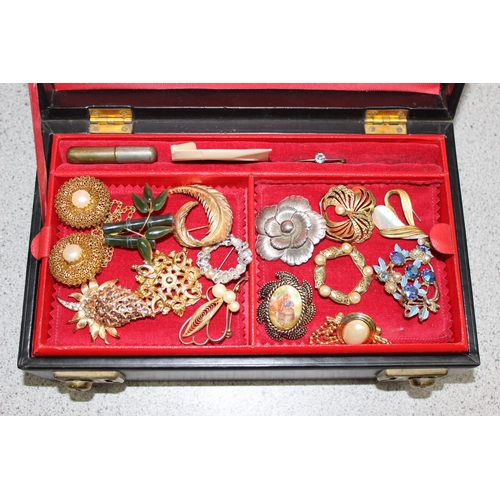 1156 - Qty of assorted costume jewellery to inc some silver and a number of vintage brooches, contained wit... 