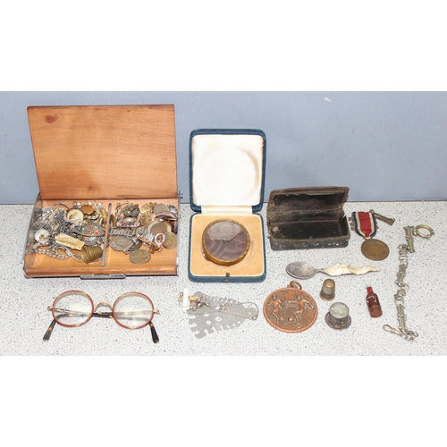 1159 - Qty of assorted mixed jewellery and small odds to inc medallions, snuff box etc etc