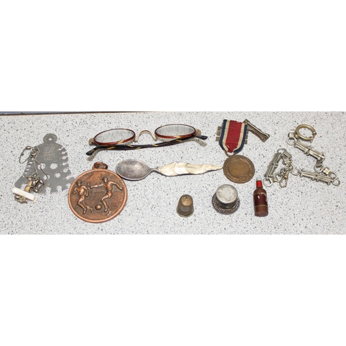 1159 - Qty of assorted mixed jewellery and small odds to inc medallions, snuff box etc etc