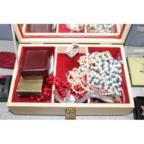 1162 - Qty of assorted costume jewellery, some boxed and jewellery boxes