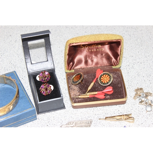 1188 - Qty of assorted gold plated jewellery and a number of military related badges etc