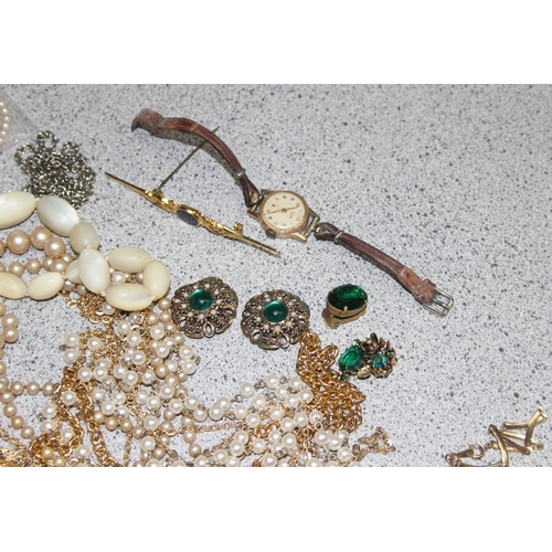 1197 - Qty of assorted mixed costume jewellery to inc a number of vintage gold plated pieces etc