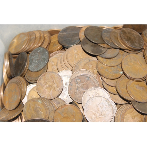 1235 - A large qty of assorted mixed British copper pennies, mainly 20th century, approx 4.9kg gross