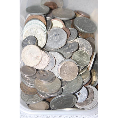 1236 - A tub of assorted mixed British & world coins and banknotes etc, approx 1.9kg gross