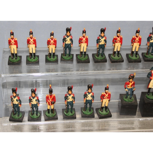 1537 - Mixed lot of diecast lead figures, mostly soldiers, to incl R.A.F Colour Party