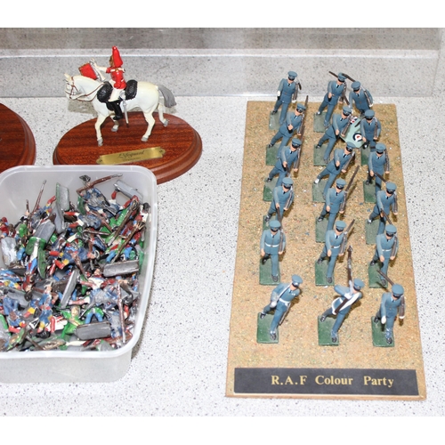 1537 - Mixed lot of diecast lead figures, mostly soldiers, to incl R.A.F Colour Party