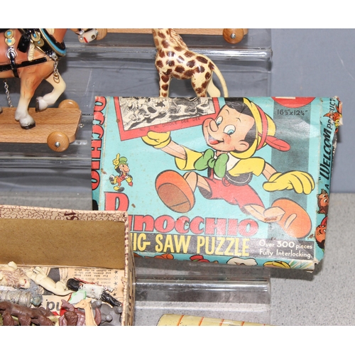 1541 - Qty of vintage toys to include pull along horses and a Pinocchio jigsaw puzzle, unchecked