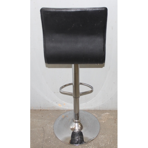 158 - A pair of height adjustable bar stools, approx 40cm wide x 42cm deep x 96cm tall (118cm fully extend... 