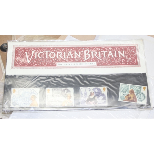 524 - Large qty of British and world stamps, some in albums