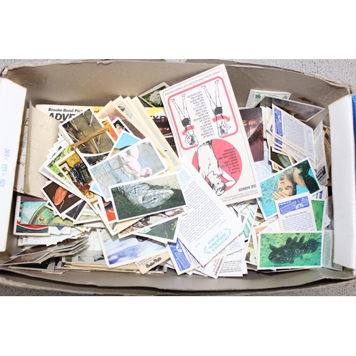 527 - Large qty of vintage cigarette cards, some in collectors booklets etc