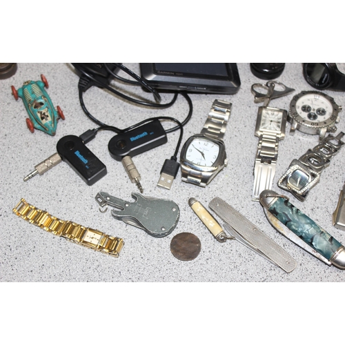 659 - Mixed lot of items to incl watches, small penknives, sat nav etc