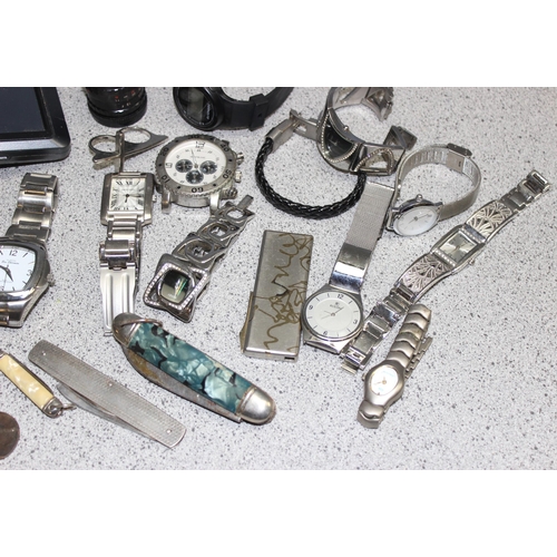 659 - Mixed lot of items to incl watches, small penknives, sat nav etc