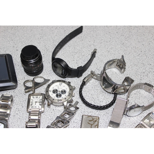 659 - Mixed lot of items to incl watches, small penknives, sat nav etc