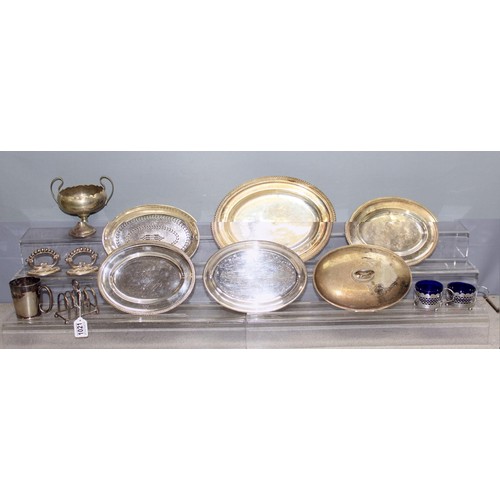 1021 - Mix of silver-plated items so incl serving plates, toast rack etc, approx 2.1kg