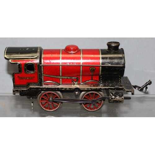 1587 - Qty of O Gauge train items to incl tin-plate Hornby clockwork locomotive and other, and some vintage... 