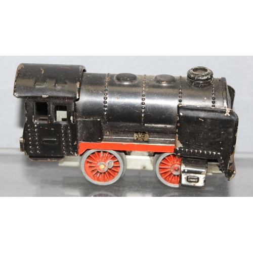 1587 - Qty of O Gauge train items to incl tin-plate Hornby clockwork locomotive and other, and some vintage... 