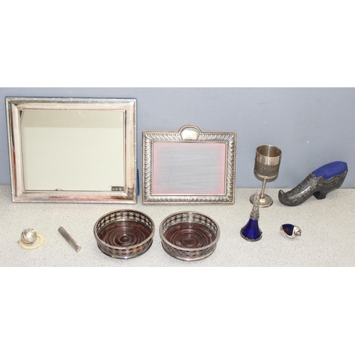 1058 - Qty of assorted silver plated items to inc a silver plated table mirror, photograph frame, Sampson M... 