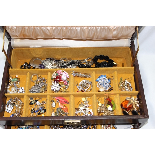 1160Q - Vintage jewellery box and contents