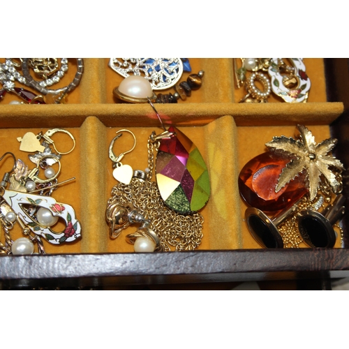 1160Q - Vintage jewellery box and contents