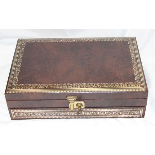 1160Q - Vintage jewellery box and contents