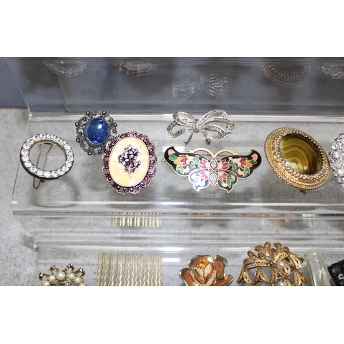 1190B - Qty of assorted vintage costume jewellery, mainly brooches etc