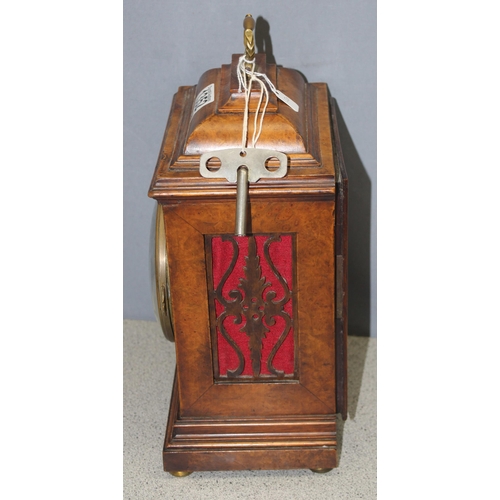 1352 - Georgian style wooden cased mantel clock with pendulum and key, approx 32cm H