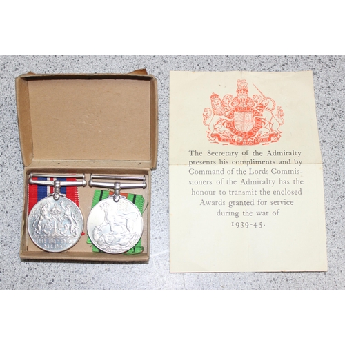 1421 - Qty of assorted WW1 and WW2 militaria to inc a pair of WW1 medals to 30875 Pte J. Allen of the Borde... 