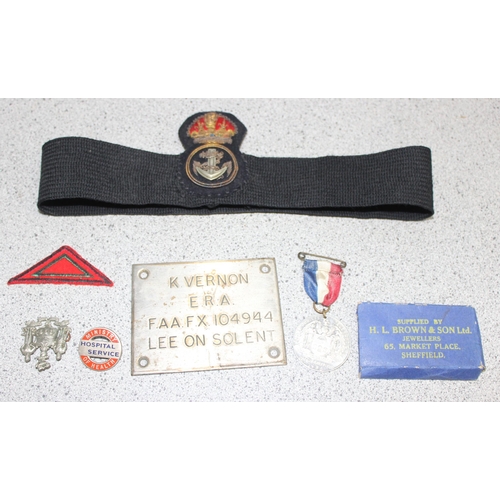 1421 - Qty of assorted WW1 and WW2 militaria to inc a pair of WW1 medals to 30875 Pte J. Allen of the Borde... 