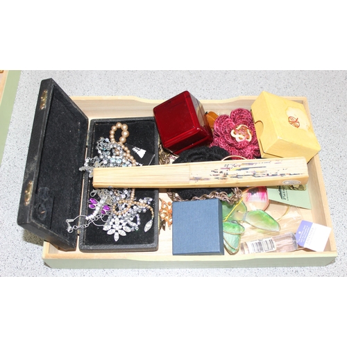 1190J - A large qty of assorted costume jewellery to inc a vintage pokerwork box etc