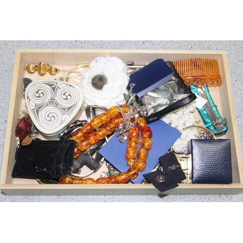 1190J - A large qty of assorted costume jewellery to inc a vintage pokerwork box etc