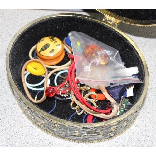 1190J - A large qty of assorted costume jewellery to inc a vintage pokerwork box etc