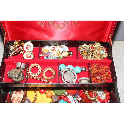 1190W - A vintage jewellery box and contents