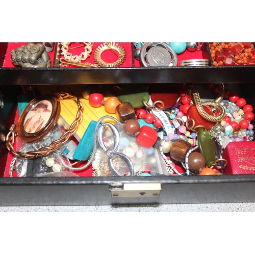 1190W - A vintage jewellery box and contents