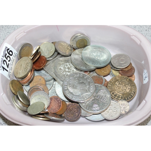 1256 - Qty of assorted mixed world and British coins, to inc 2 £5 coins, a £2 coin, 3 silver 3d coins etc, ... 