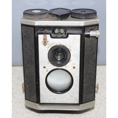 668 - A large qty of assorted vintage cameras and accessories etc