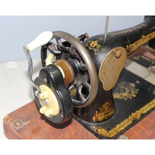 821 - Vintage Singer sewing machine in wooden case