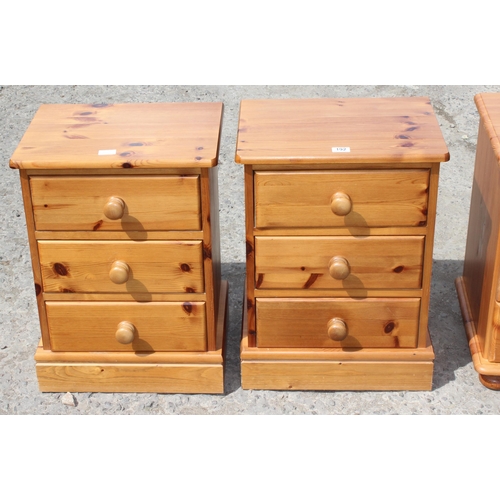 192 - 3 x modern pine 3 drawer bedside chest of drawers or tables, one pair and a single, largest approx 4... 