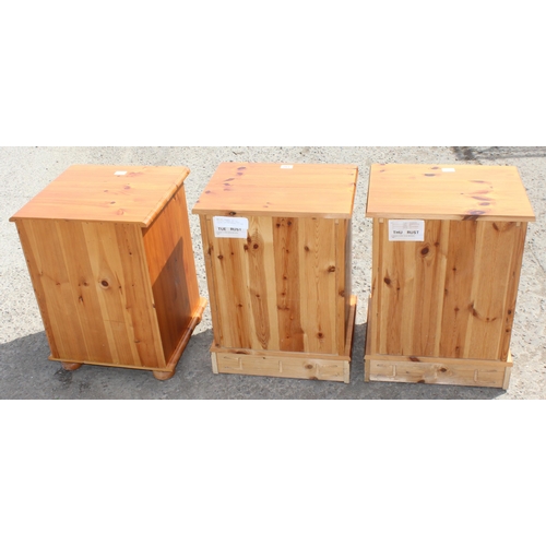 192 - 3 x modern pine 3 drawer bedside chest of drawers or tables, one pair and a single, largest approx 4... 