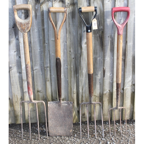 386 - 3 garden forks and a spade (4)