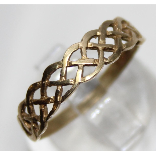 1140K - 9ct gold ring with woven Celtic style design, marked and XRF confirmed for 9ct gold, approx size Q, ... 