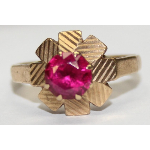 1140L - A retro 9ct gold and pink stone ring in floral setting, likely a Ruby, marked for Birmingham 1968, a... 