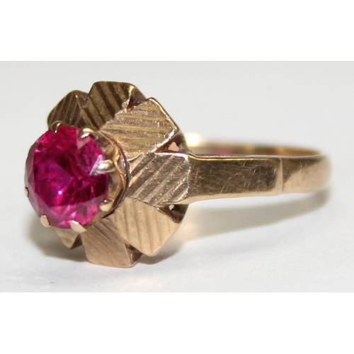 1140L - A retro 9ct gold and pink stone ring in floral setting, likely a Ruby, marked for Birmingham 1968, a... 