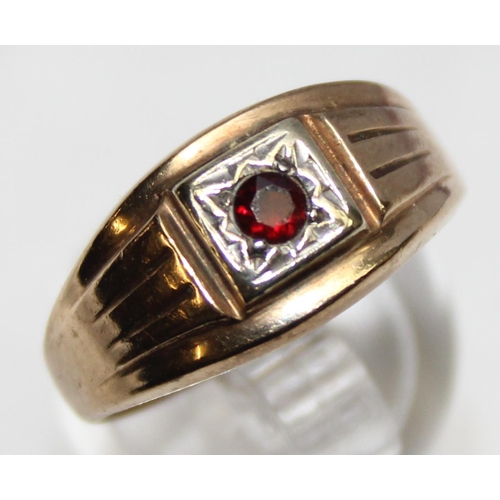 1140M - A retro 9ct gold and garnet set signet ring, marked for Birmingham 1976, approx size R, approx 4.57g... 