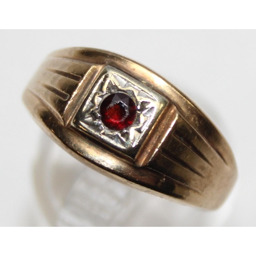 1140M - A retro 9ct gold and garnet set signet ring, marked for Birmingham 1976, approx size R, approx 4.57g... 