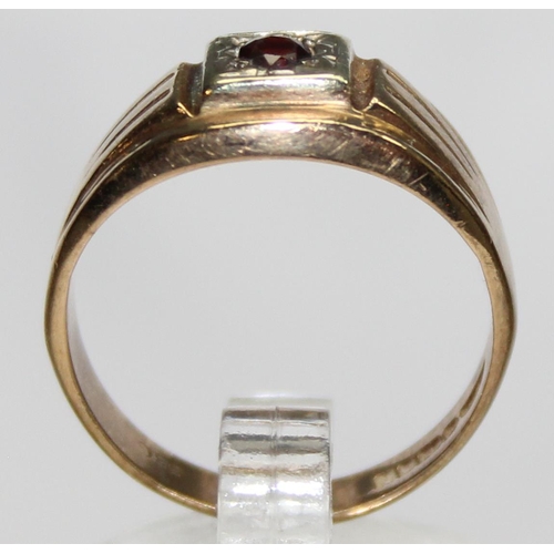 1140M - A retro 9ct gold and garnet set signet ring, marked for Birmingham 1976, approx size R, approx 4.57g... 